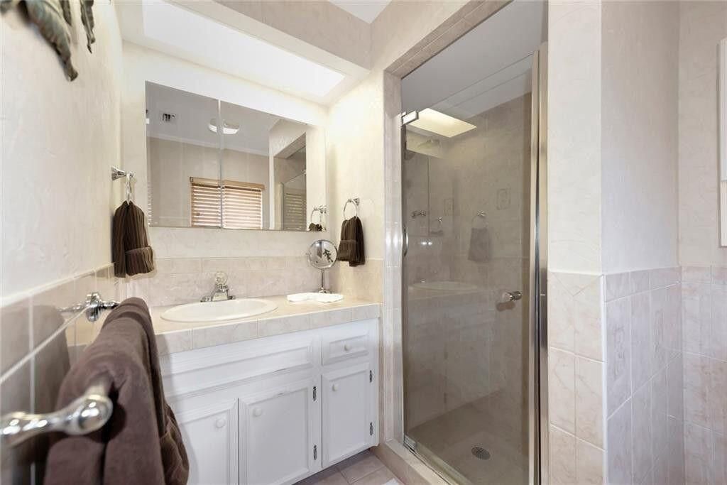 For Rent: $2,550 (3 beds, 2 baths, 1758 Square Feet)