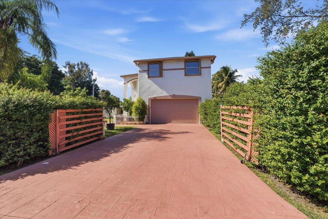 For Sale: $1,050,000 (4 beds, 3 baths, 2956 Square Feet)