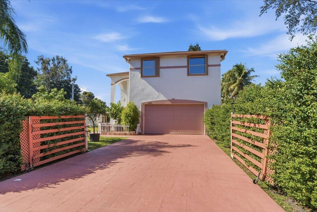 For Sale: $1,050,000 (4 beds, 3 baths, 2956 Square Feet)