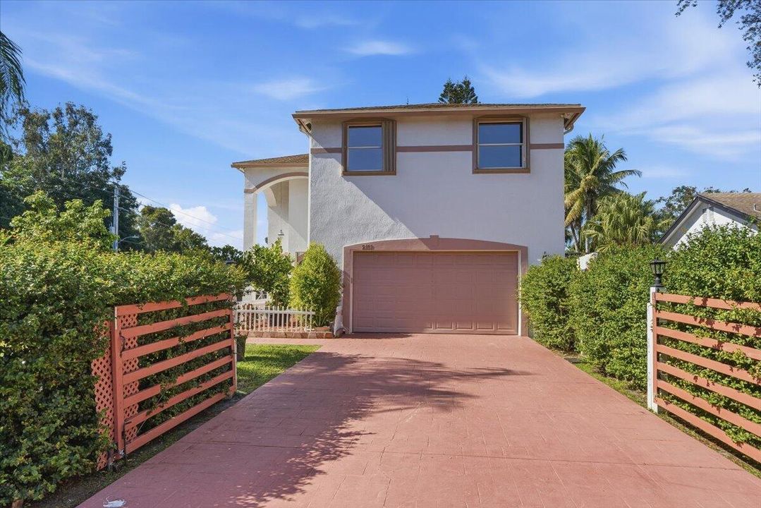 For Sale: $1,050,000 (4 beds, 3 baths, 2956 Square Feet)