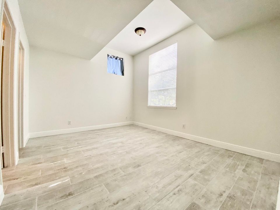 出租: $2,300 (2 贝兹, 2 浴室, 989 平方英尺)