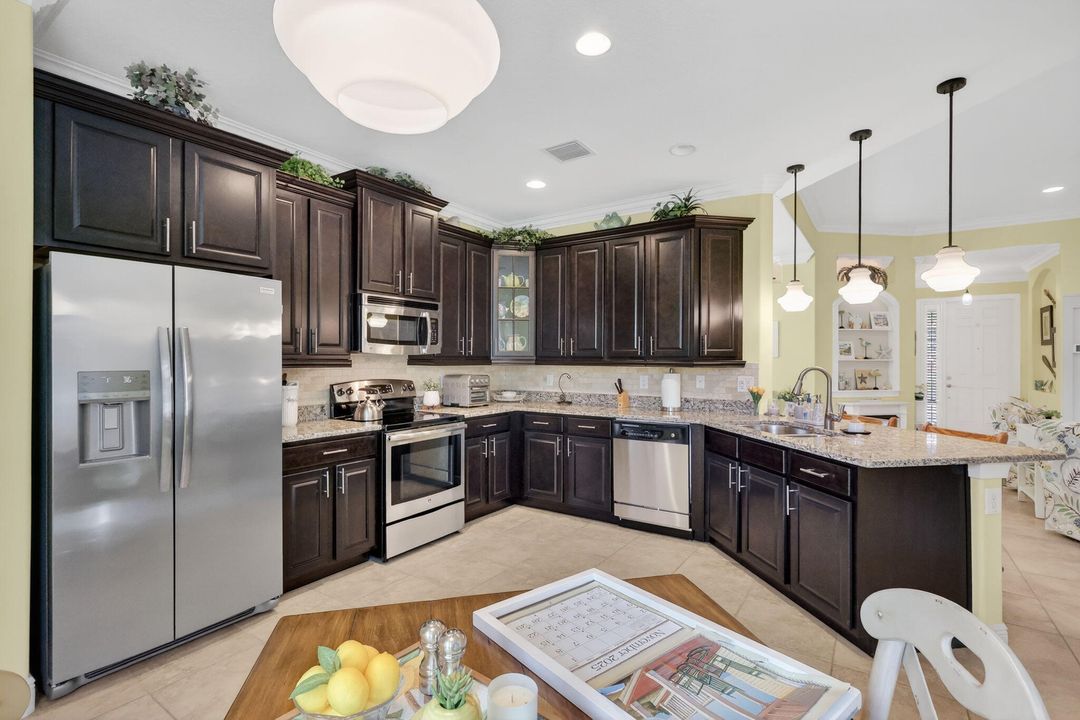 For Sale: $439,000 (2 beds, 2 baths, 1704 Square Feet)