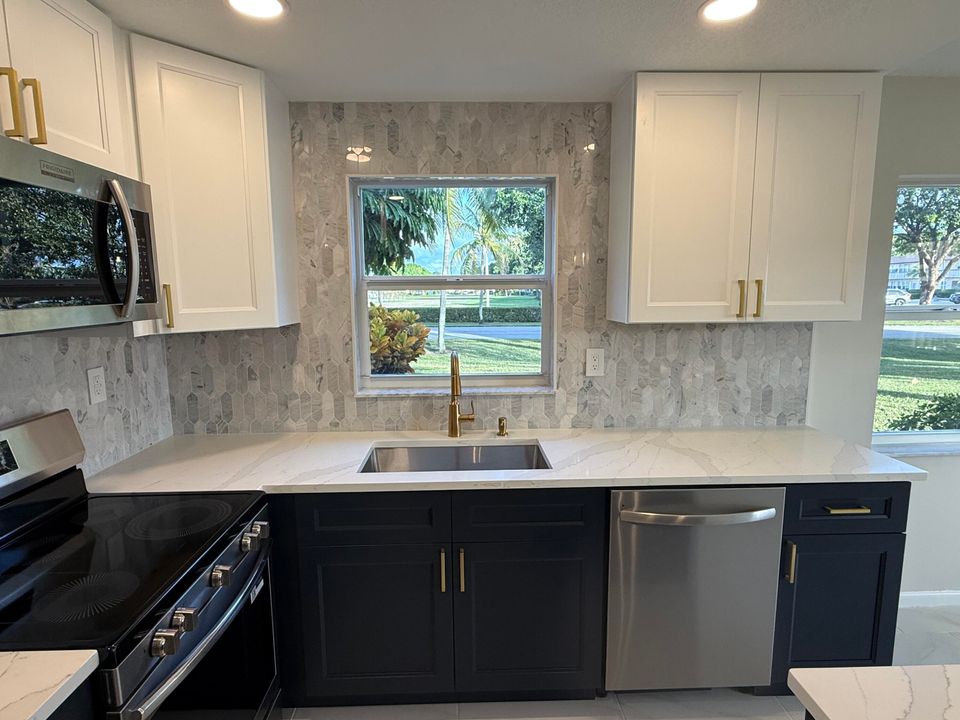 For Sale: $185,000 (1 beds, 1 baths, 684 Square Feet)