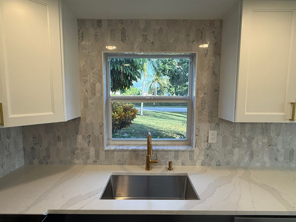 For Sale: $185,000 (1 beds, 1 baths, 684 Square Feet)