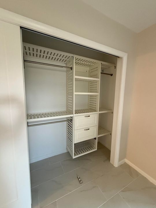 For Sale: $185,000 (1 beds, 1 baths, 684 Square Feet)