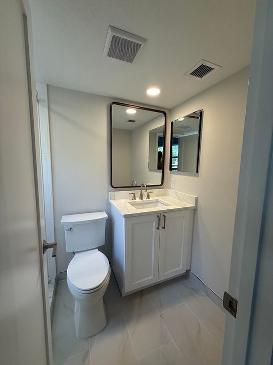 For Sale: $185,000 (1 beds, 1 baths, 684 Square Feet)