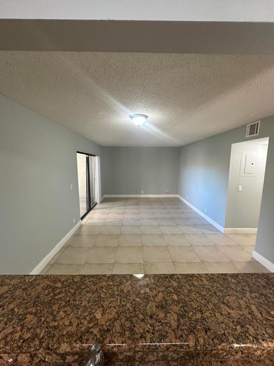 For Rent: $1,650 (1 beds, 1 baths, 700 Square Feet)
