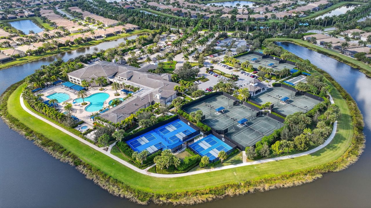 Под контрактом: $989,900 (2 спален, 2 ванн, 2160 Квадратных фут)