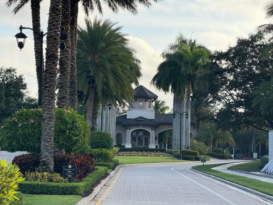 Под контрактом: $989,900 (2 спален, 2 ванн, 2160 Квадратных фут)