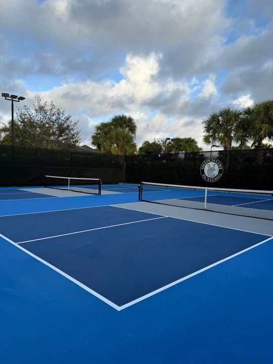 Под контрактом: $989,900 (2 спален, 2 ванн, 2160 Квадратных фут)