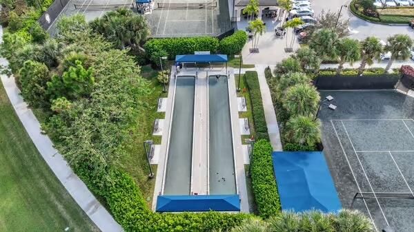 Под контрактом: $989,900 (2 спален, 2 ванн, 2160 Квадратных фут)