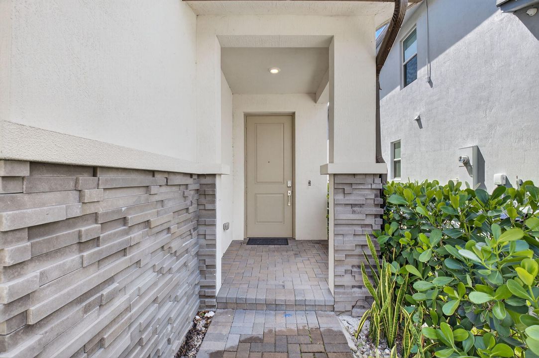 出租: $4,800 (5 贝兹, 3 浴室, 2720 平方英尺)