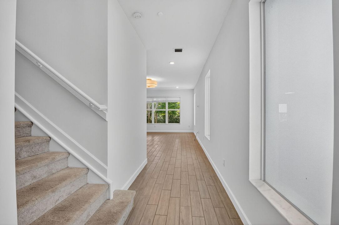 出租: $4,800 (5 贝兹, 3 浴室, 2720 平方英尺)