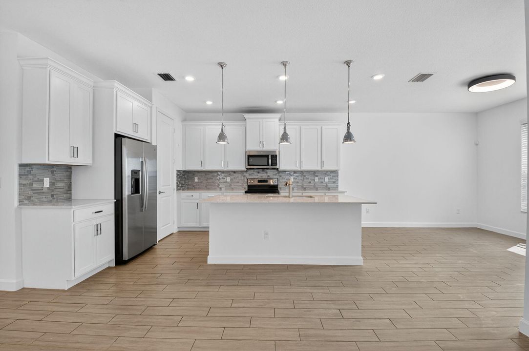 出租: $4,800 (5 贝兹, 3 浴室, 2720 平方英尺)