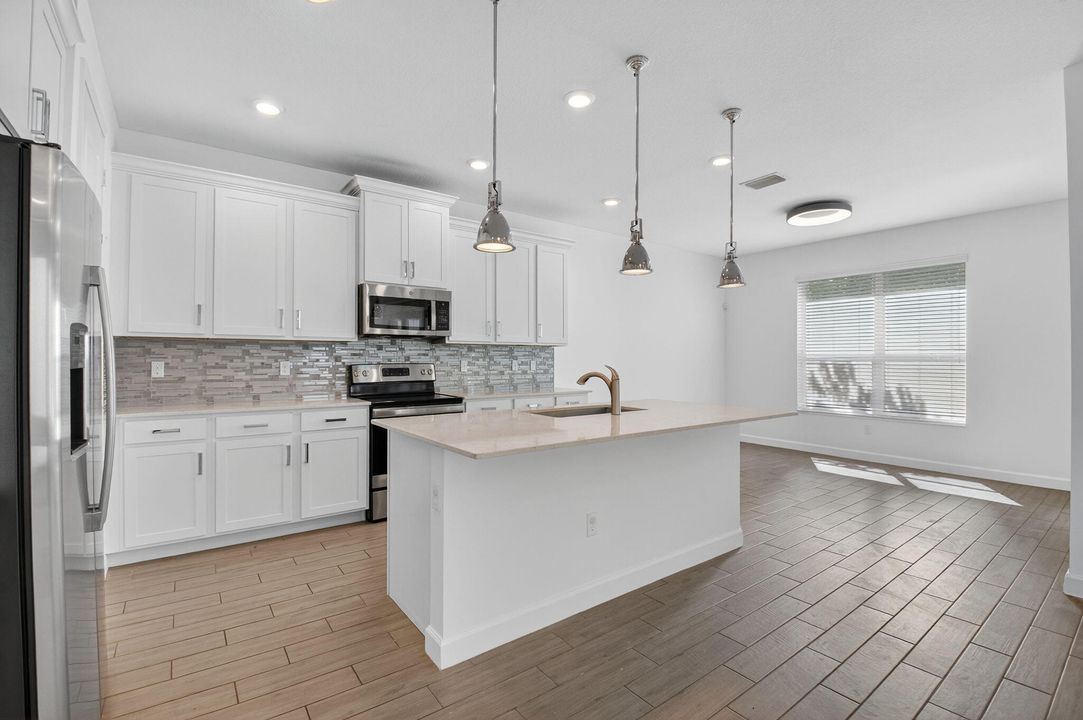 出租: $4,800 (5 贝兹, 3 浴室, 2720 平方英尺)