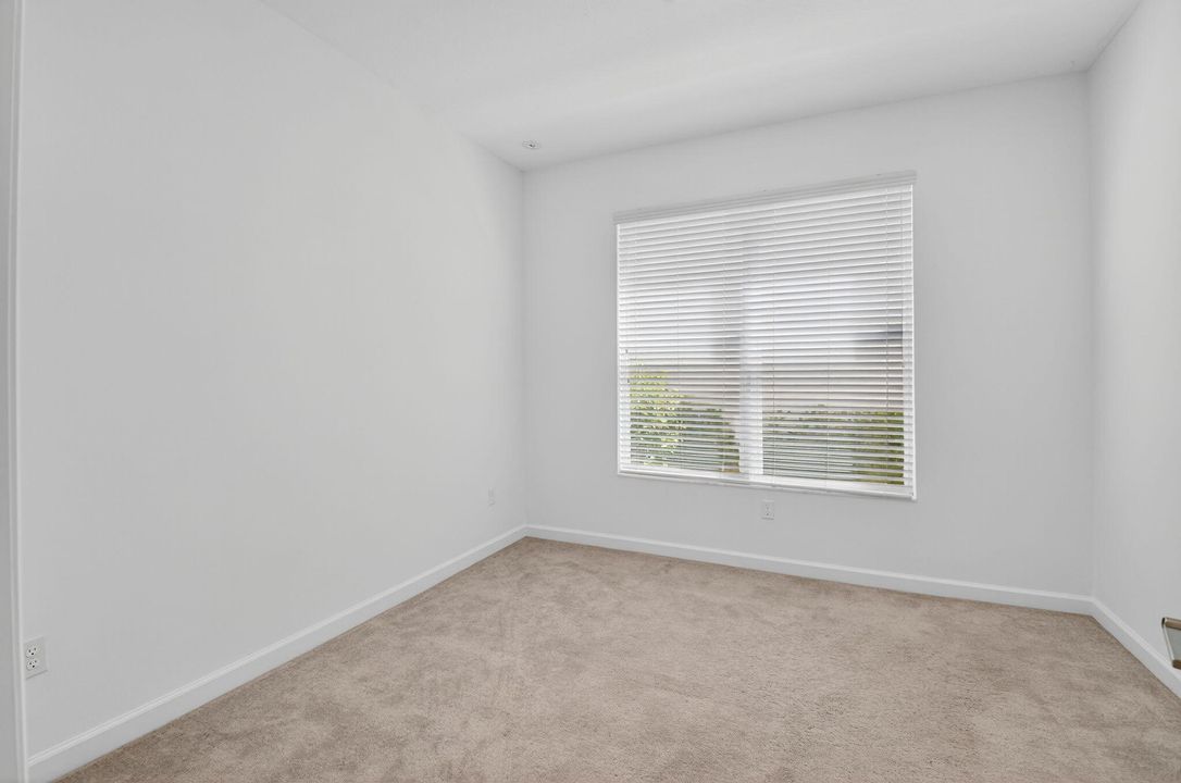 出租: $4,800 (5 贝兹, 3 浴室, 2720 平方英尺)