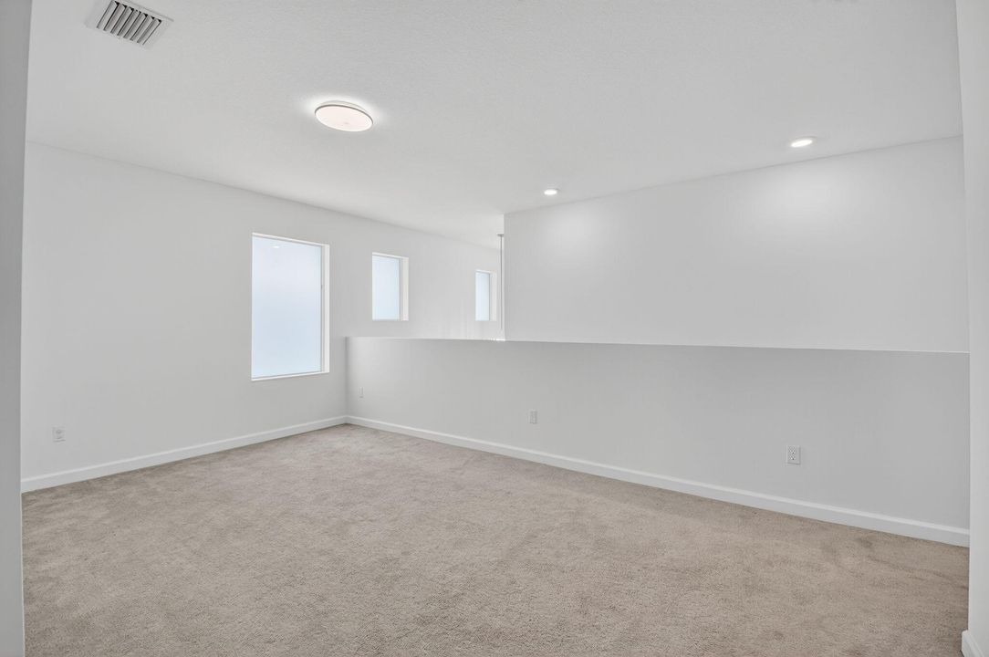 出租: $4,800 (5 贝兹, 3 浴室, 2720 平方英尺)