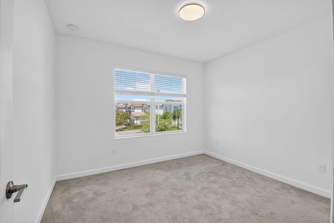 出租: $4,800 (5 贝兹, 3 浴室, 2720 平方英尺)