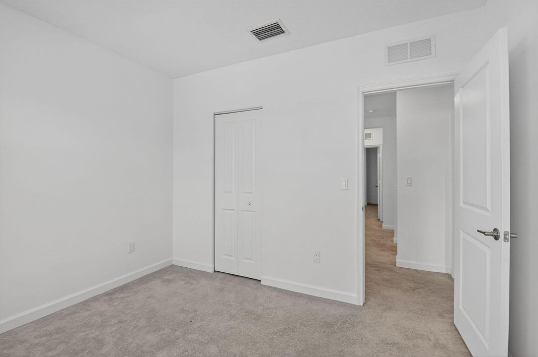 出租: $4,800 (5 贝兹, 3 浴室, 2720 平方英尺)