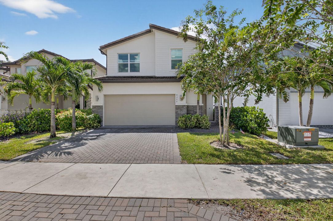 出租: $4,800 (5 贝兹, 3 浴室, 2720 平方英尺)