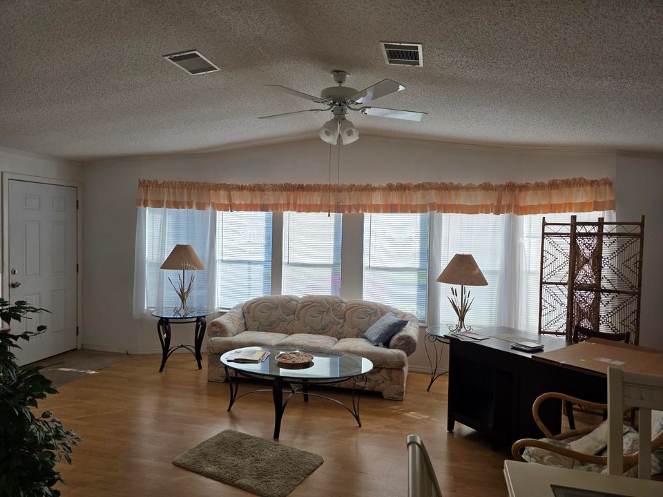 待售: $169,000 (2 贝兹, 2 浴室, 1534 平方英尺)