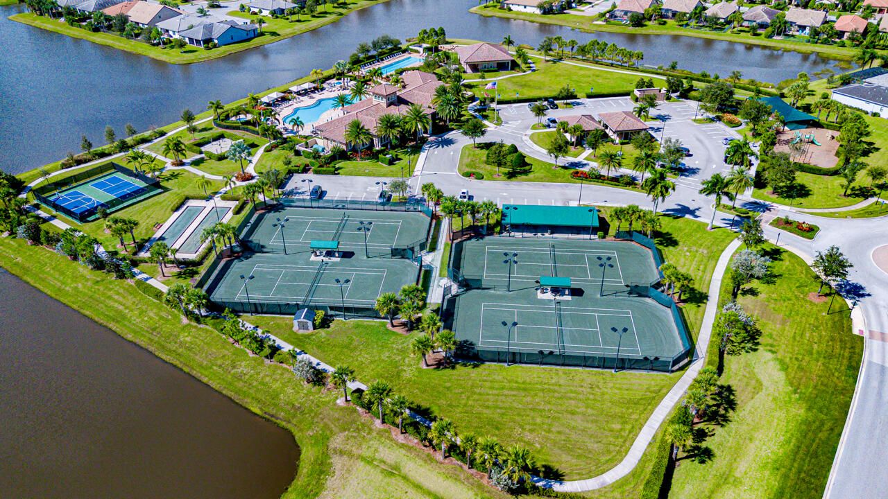 For Sale: $500,000 (3 beds, 3 baths, 2220 Square Feet)