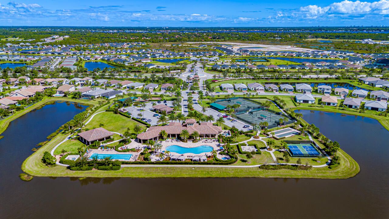 For Sale: $500,000 (3 beds, 3 baths, 2220 Square Feet)