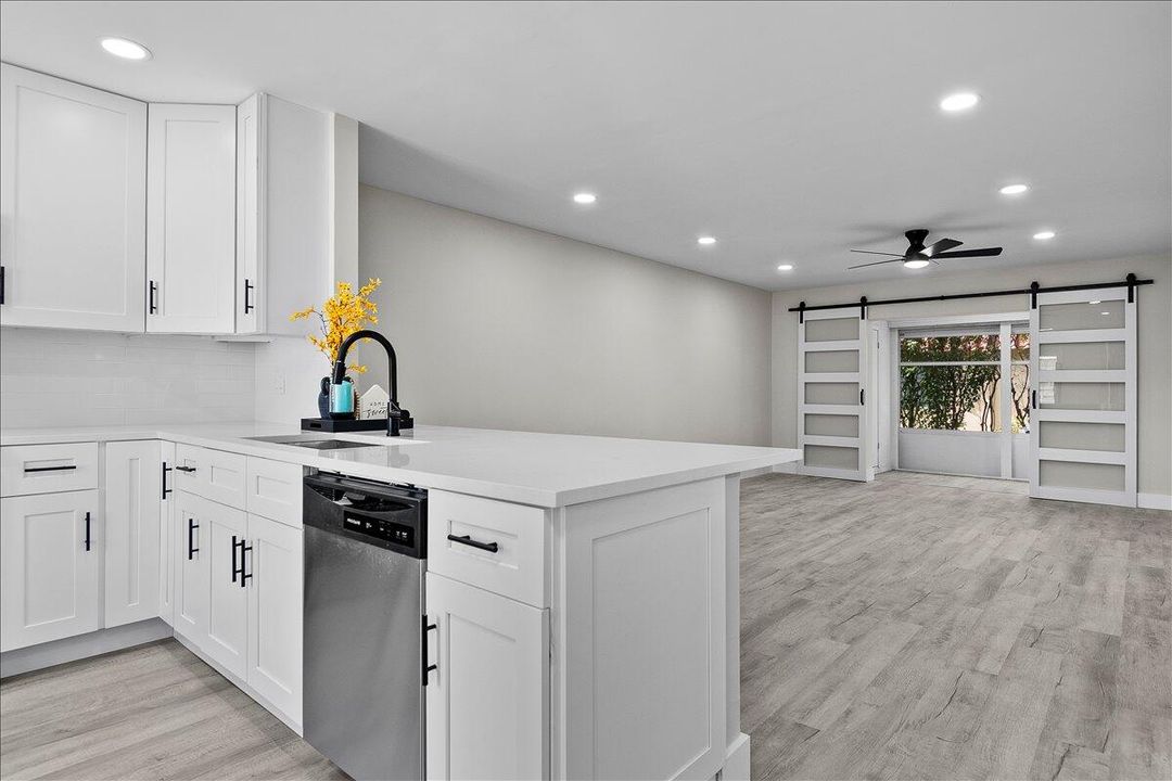 For Sale: $249,900 (2 beds, 2 baths, 941 Square Feet)