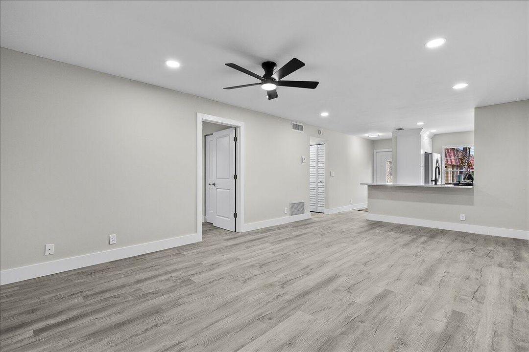 For Sale: $249,900 (2 beds, 2 baths, 941 Square Feet)