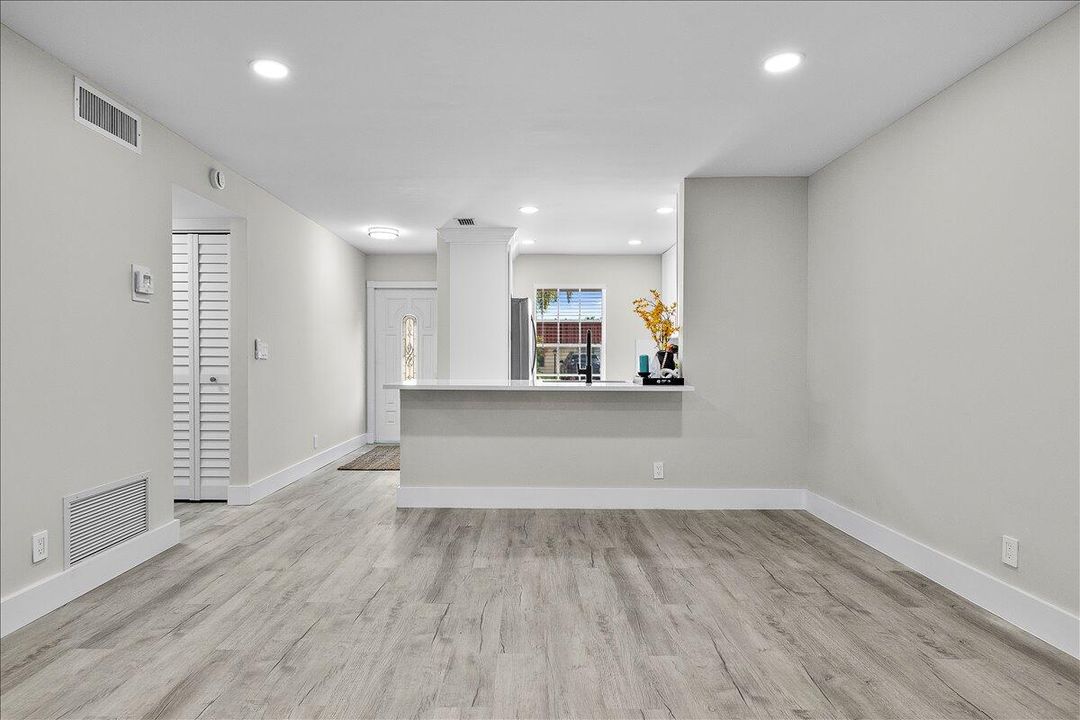 For Sale: $249,900 (2 beds, 2 baths, 941 Square Feet)