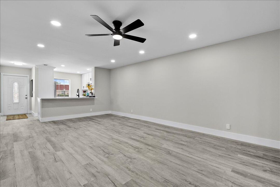 For Sale: $249,900 (2 beds, 2 baths, 941 Square Feet)