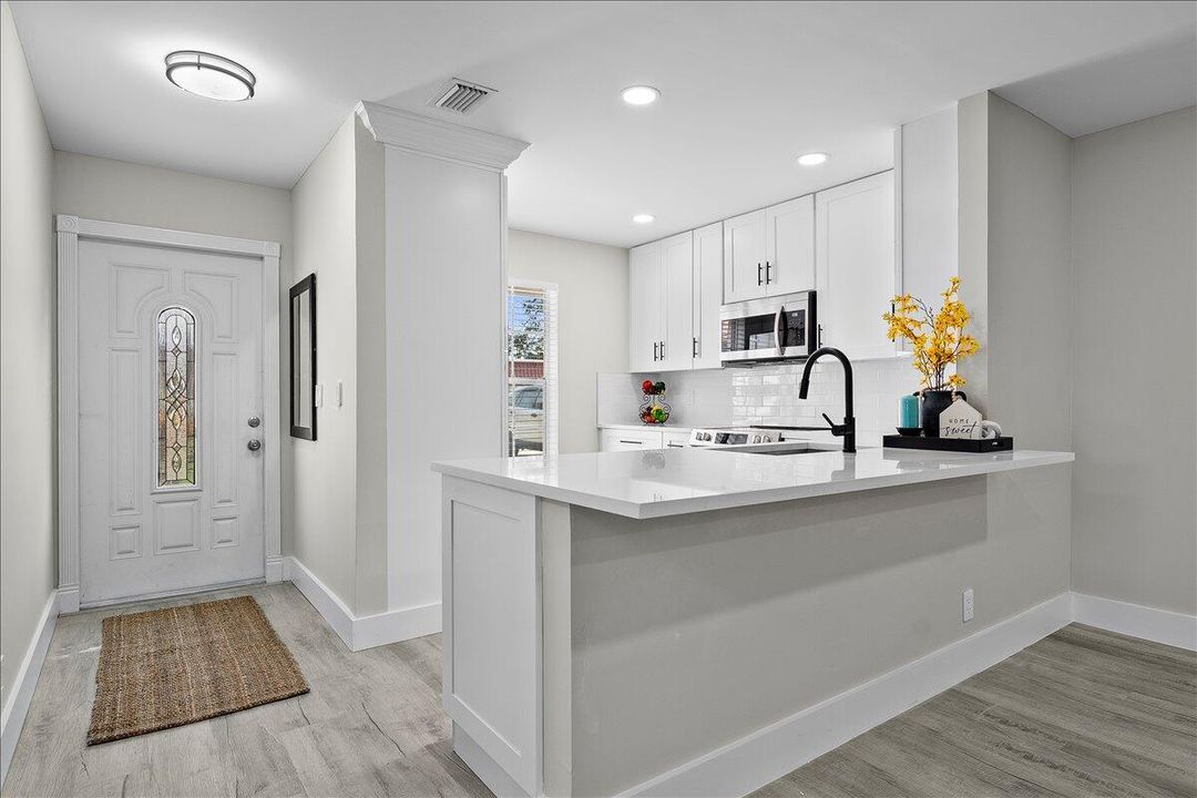 For Sale: $249,900 (2 beds, 2 baths, 941 Square Feet)