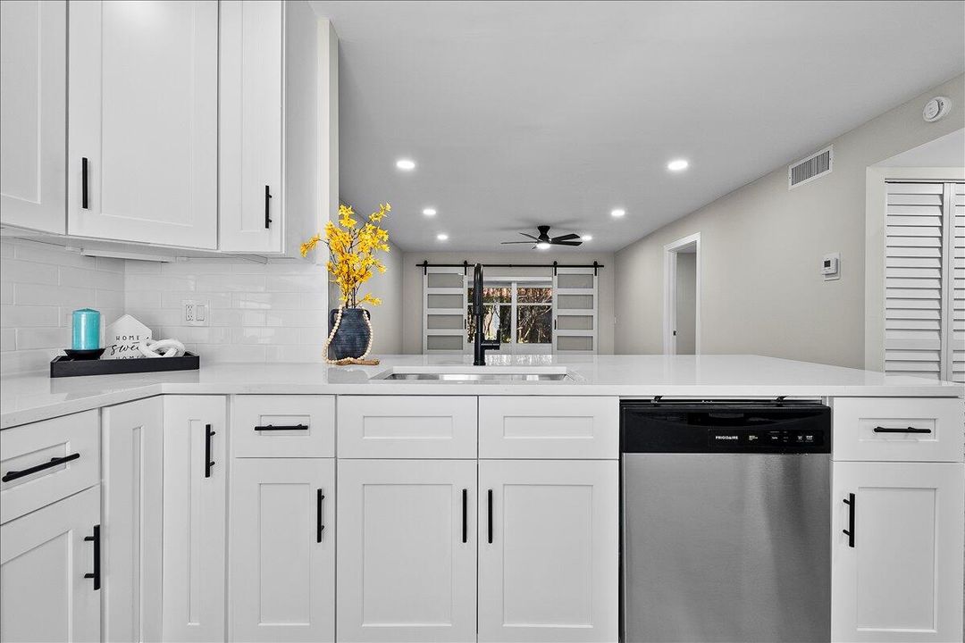 For Sale: $249,900 (2 beds, 2 baths, 941 Square Feet)