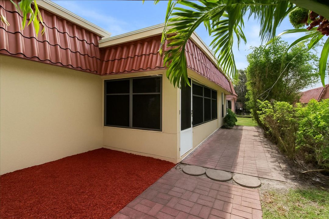For Sale: $249,900 (2 beds, 2 baths, 941 Square Feet)