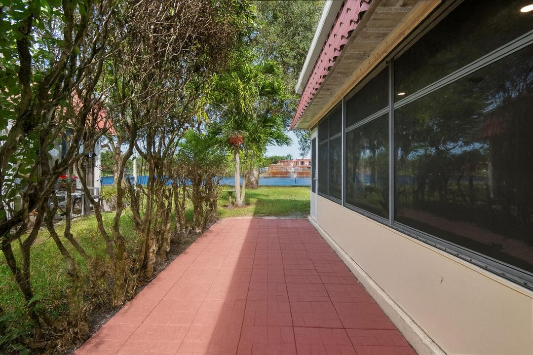 For Sale: $249,900 (2 beds, 2 baths, 941 Square Feet)