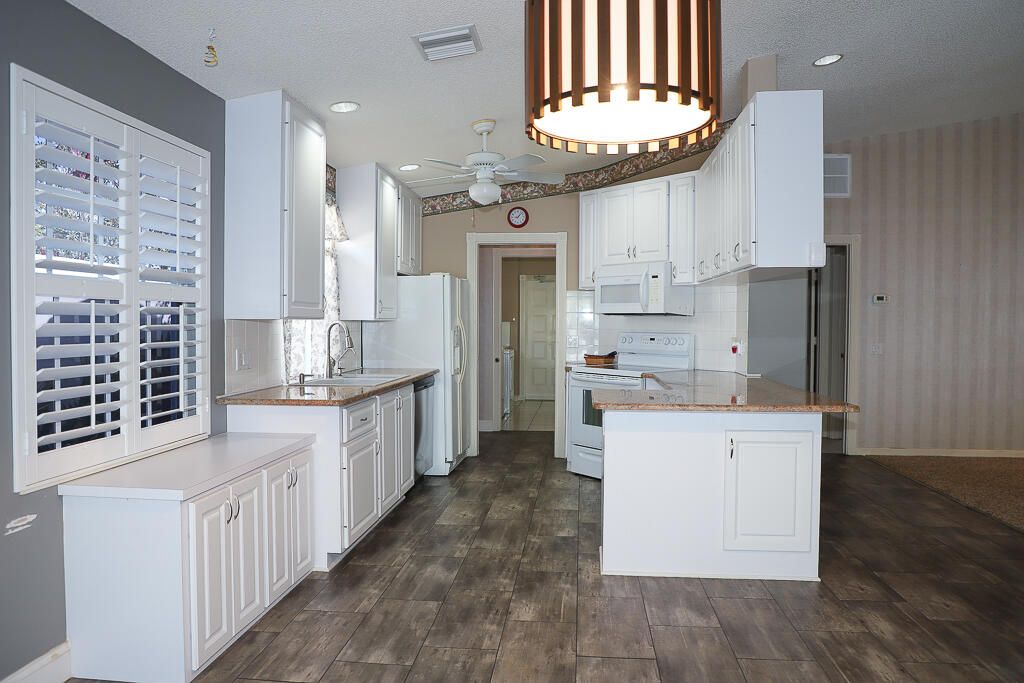 На продажу: $349,899 (2 спален, 2 ванн, 1525 Квадратных фут)