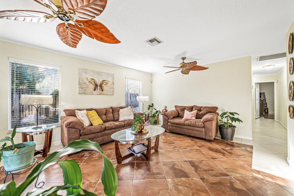 For Rent: $3,000 (3 beds, 2 baths, 1522 Square Feet)