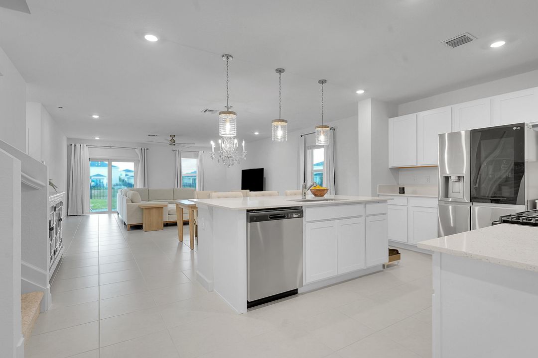 For Rent: $3,200 (5 beds, 2 baths, 2908 Square Feet)