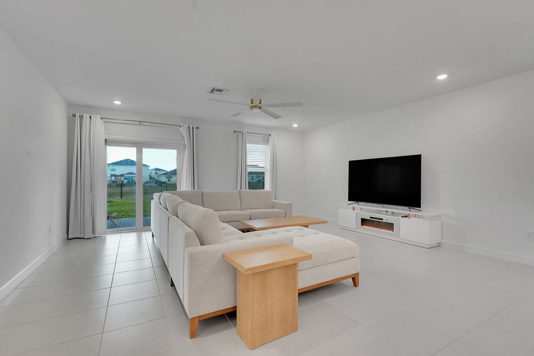 For Rent: $3,200 (5 beds, 2 baths, 2908 Square Feet)