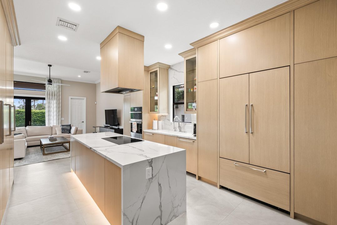 На продажу: $1,599,000 (6 спален, 4 ванн, 3950 Квадратных фут)