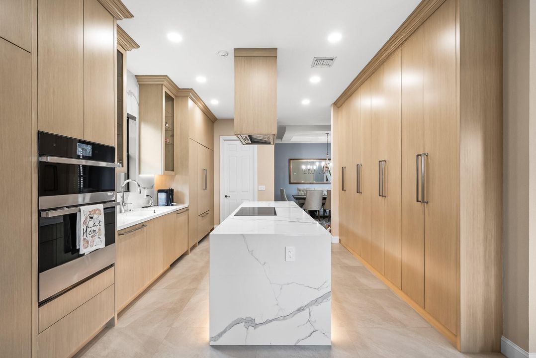 На продажу: $1,599,000 (6 спален, 4 ванн, 3950 Квадратных фут)