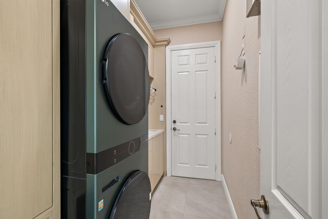 На продажу: $1,599,000 (6 спален, 4 ванн, 3950 Квадратных фут)