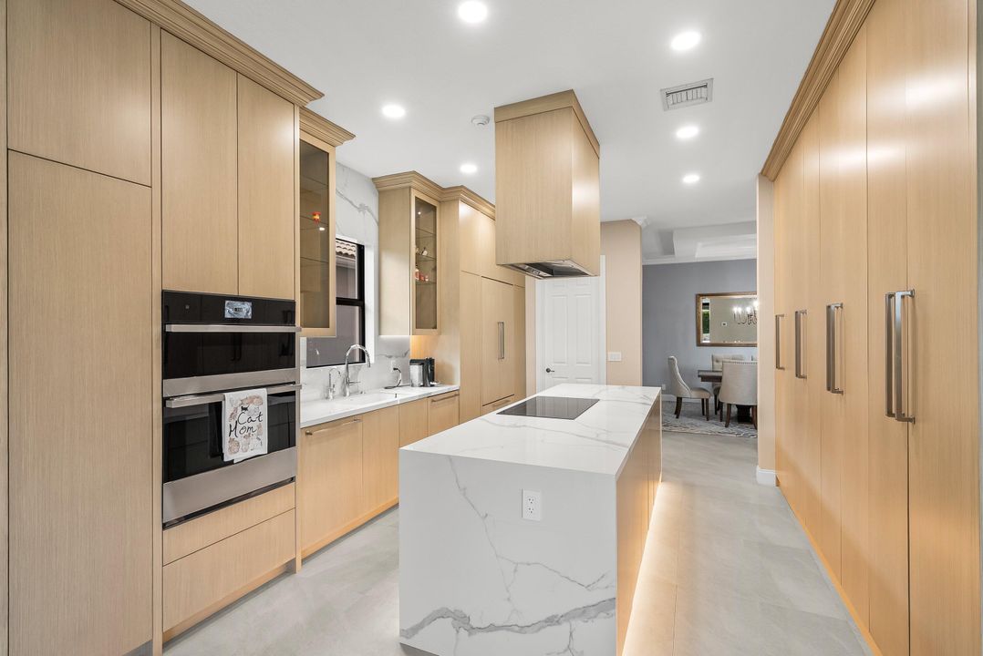 На продажу: $1,599,000 (6 спален, 4 ванн, 3950 Квадратных фут)