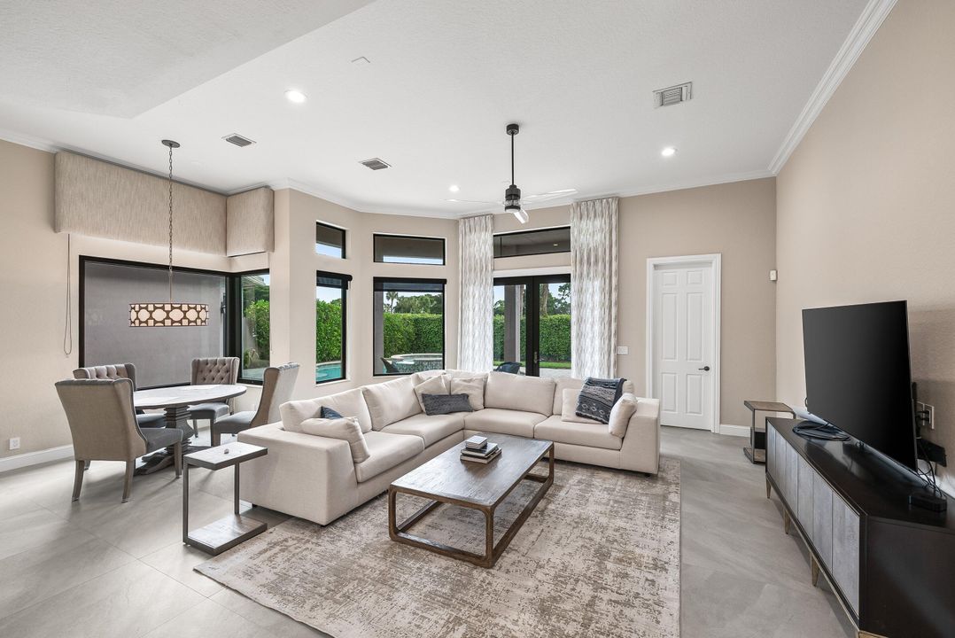 На продажу: $1,599,000 (6 спален, 4 ванн, 3950 Квадратных фут)