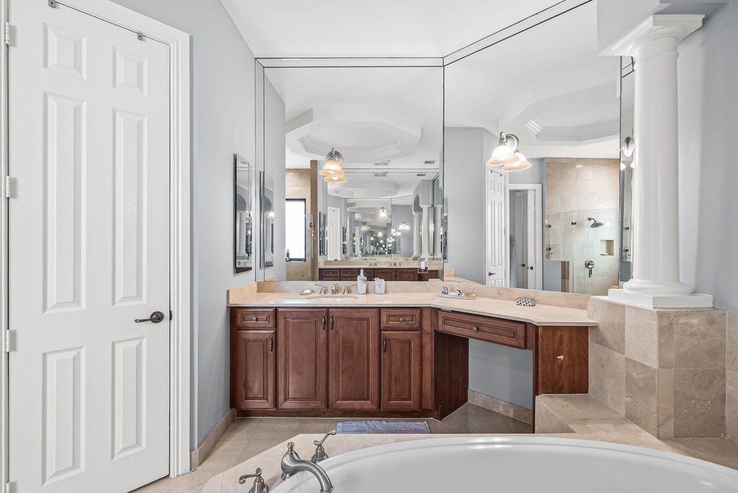 На продажу: $1,599,000 (6 спален, 4 ванн, 3950 Квадратных фут)