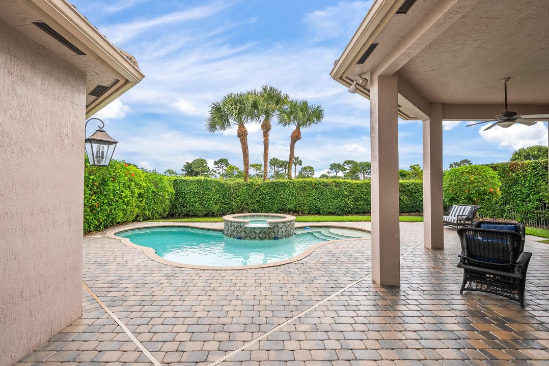 На продажу: $1,599,000 (6 спален, 4 ванн, 3950 Квадратных фут)