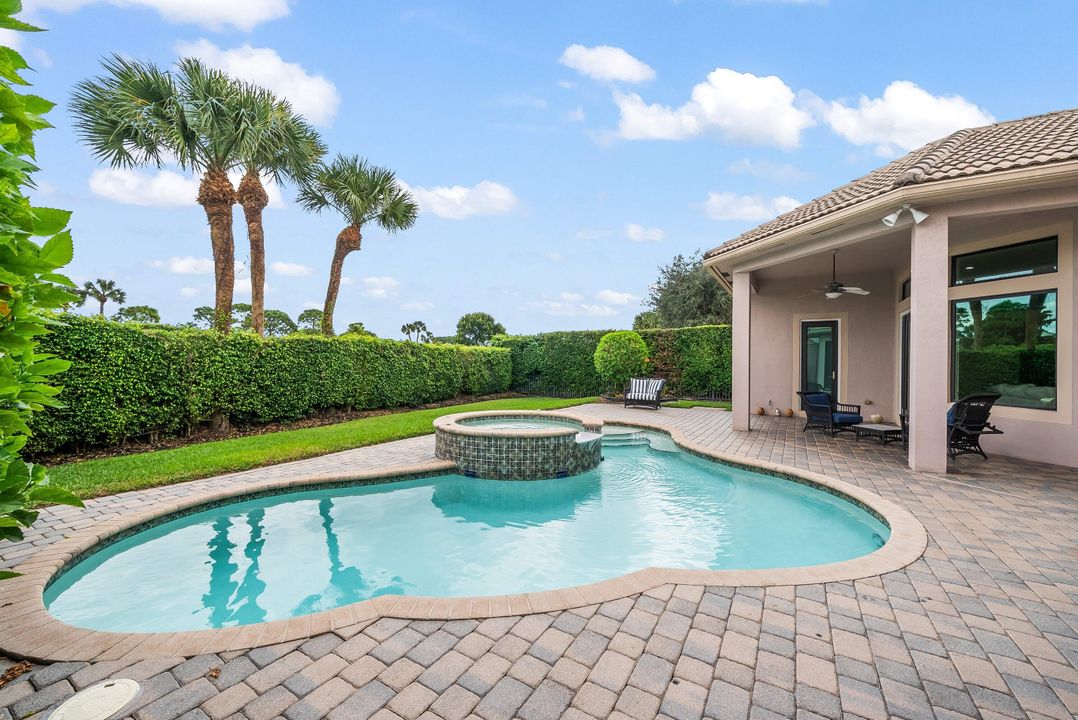 На продажу: $1,599,000 (6 спален, 4 ванн, 3950 Квадратных фут)