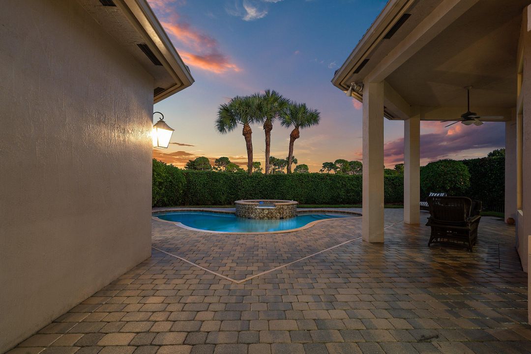 На продажу: $1,599,000 (6 спален, 4 ванн, 3950 Квадратных фут)