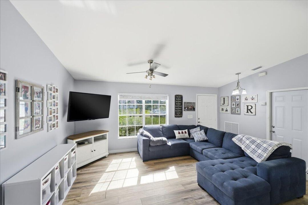 For Sale: $549,000 (3 beds, 2 baths, 1233 Square Feet)