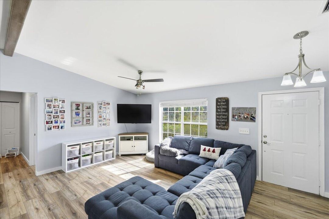 For Sale: $549,000 (3 beds, 2 baths, 1233 Square Feet)